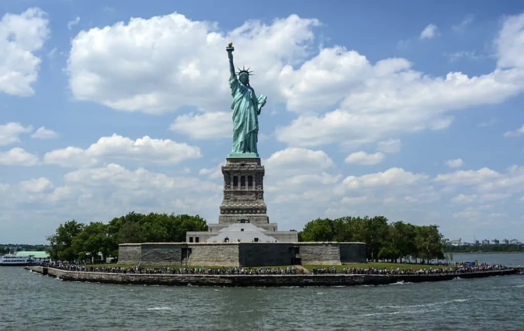 famous buildings in New York City statue_of_liberty_new_york-1024x648