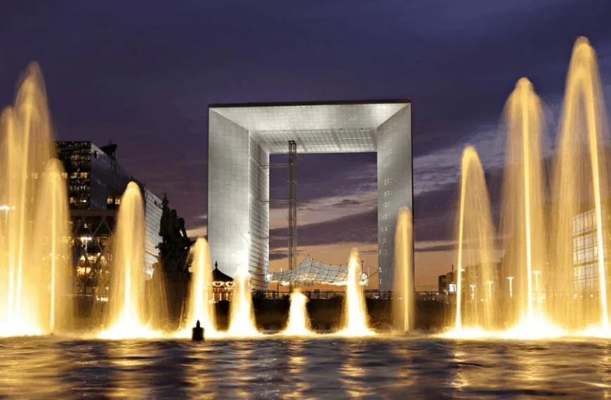 Grande arche at night