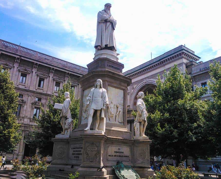 Leonardo-at-Piazza-della-Scala