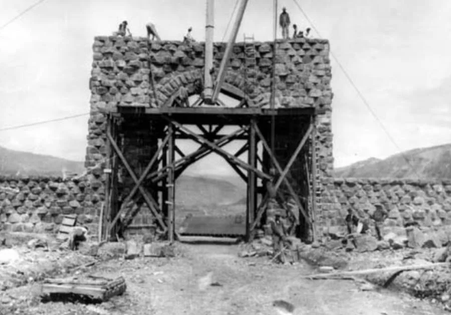 Roosevelt arch construction