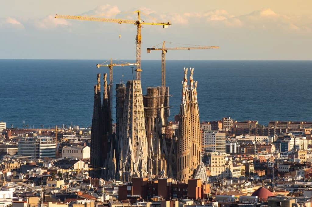 famous-buildings-in-barcelona-sagrada-familia-1024x681