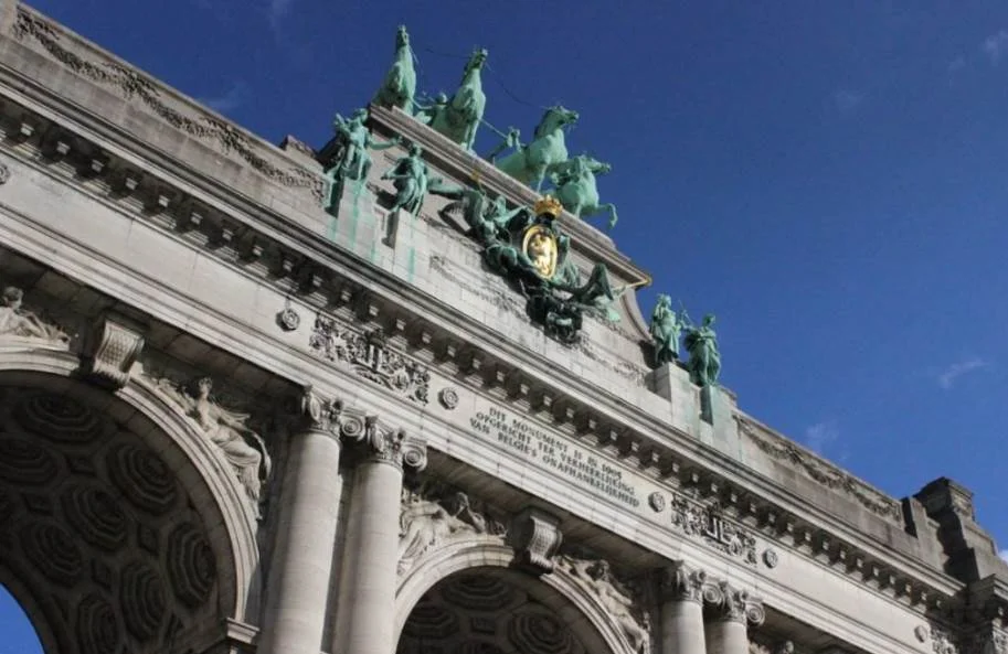 Sideview of the arch du cinquantenaire