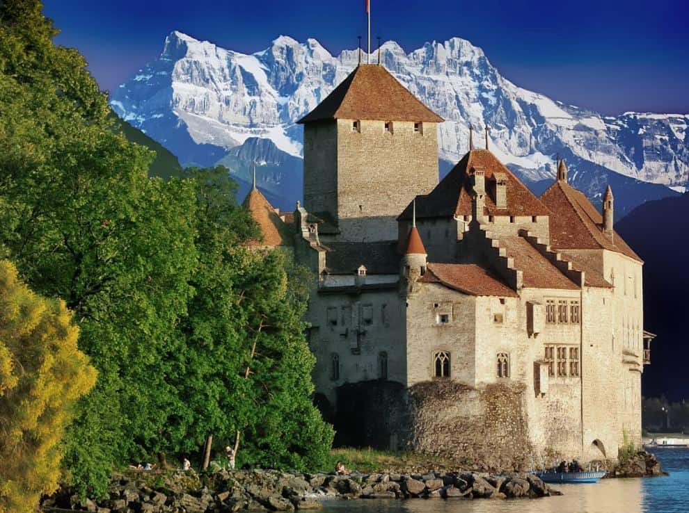 Chillon-Castle-alps