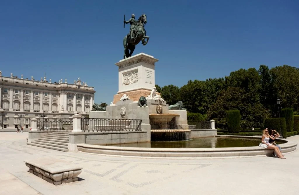 Plaza de oriente statue
