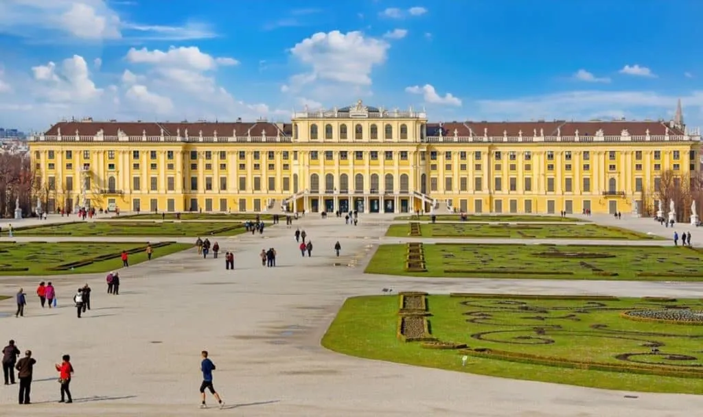Schonbrunn-palace-best-things-to-do-in-Austria-1024x608