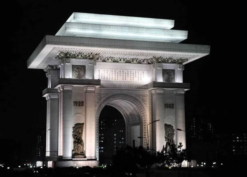 Arch of triumph at night