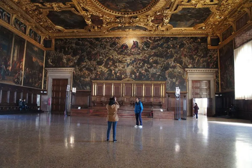 Il Paradiso By Tintoretto - Top 10 Facts 1 Il Paradiso Tintoretto main hall doges palace