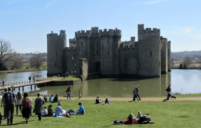 bodiam castle tourists