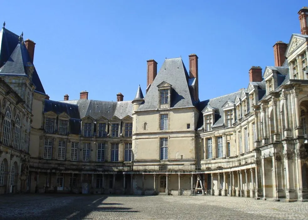 Chateau de fontainebleau oval courtyard