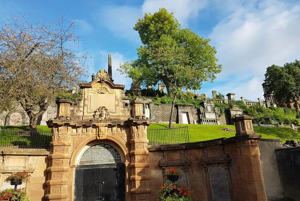 Glasgow necropolis entrance
