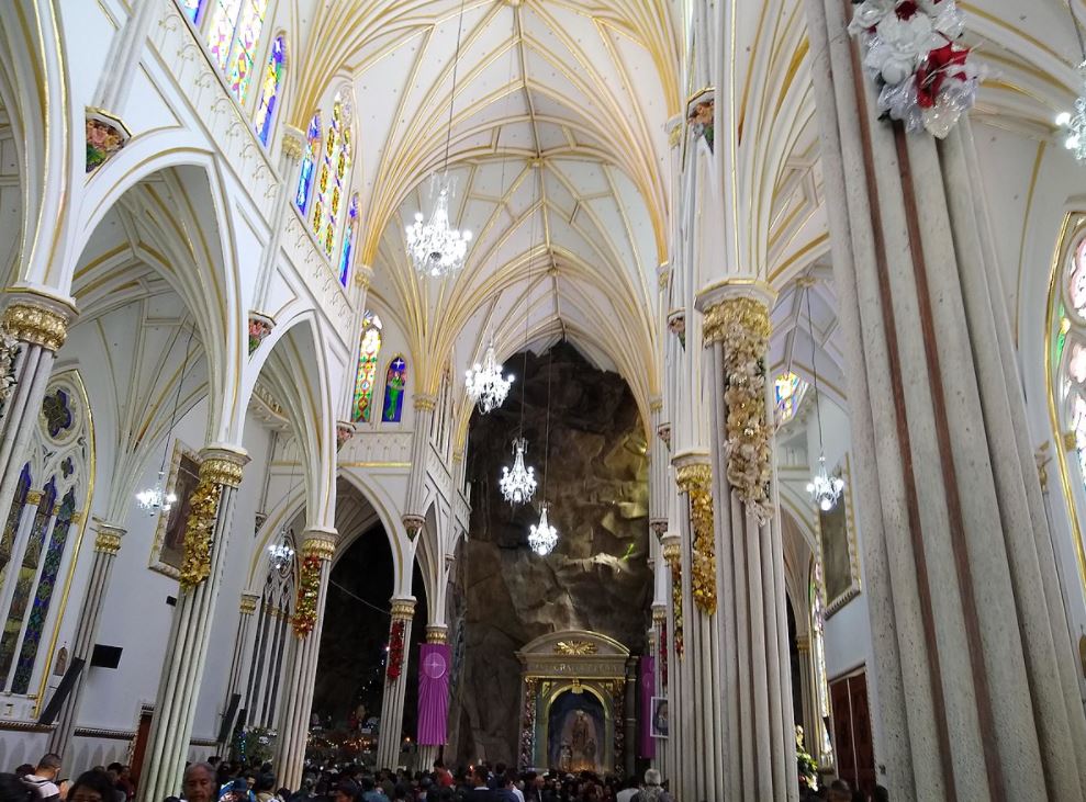 Las Lajas sanctuary interior