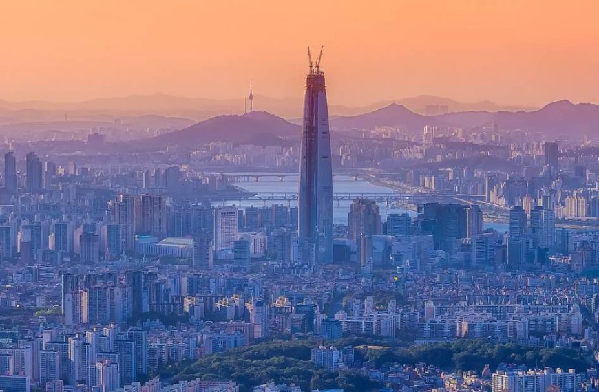 Lotte World Tower final construction phase