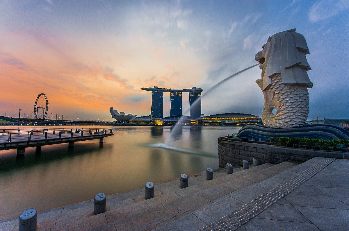 Merlion pointing east