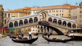 Most famous bridges in Venice Rialto Bridge