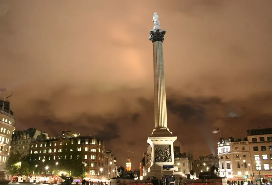 Nelsons column at night