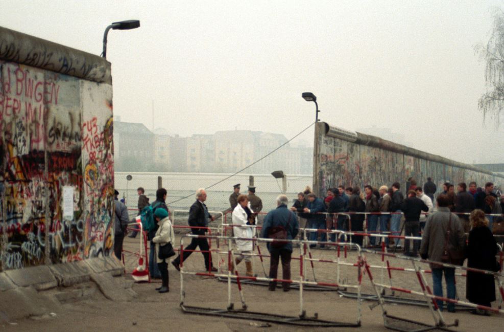 Potsdamer platz berlin wall crossing