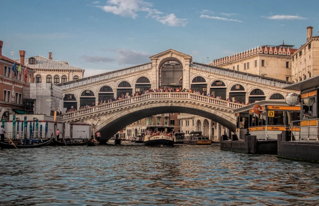 facts about the Rialto Bridge in Venice