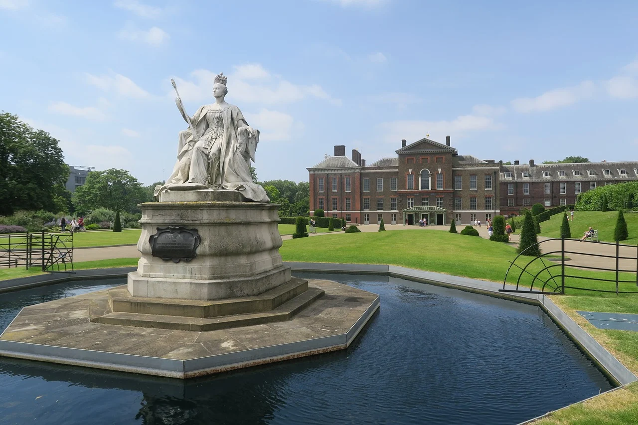 Statue of Queen Victoria and Kensington Palace