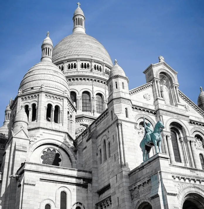 The Sacré-Coeur is very white due to the limestone travertine