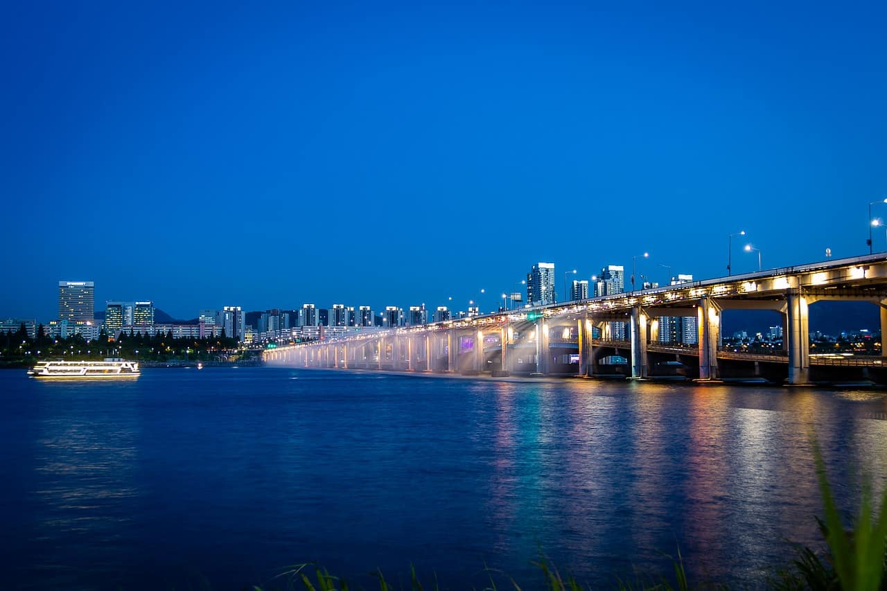 Banpu bridge with fountain