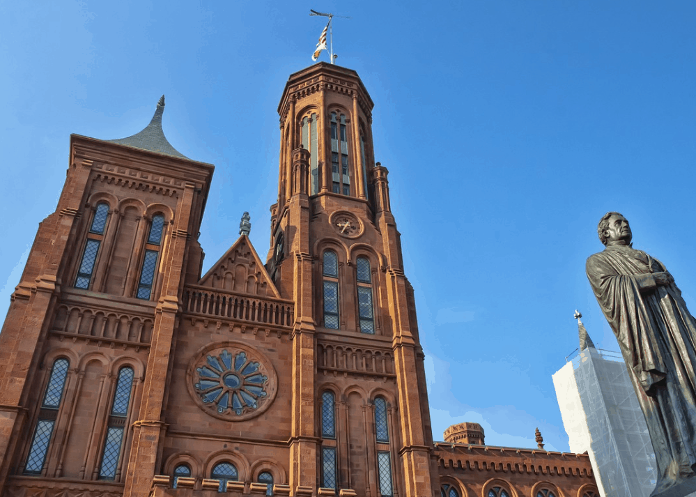 facts about the smithsonian castle