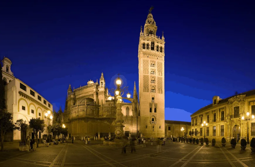 giralda at night