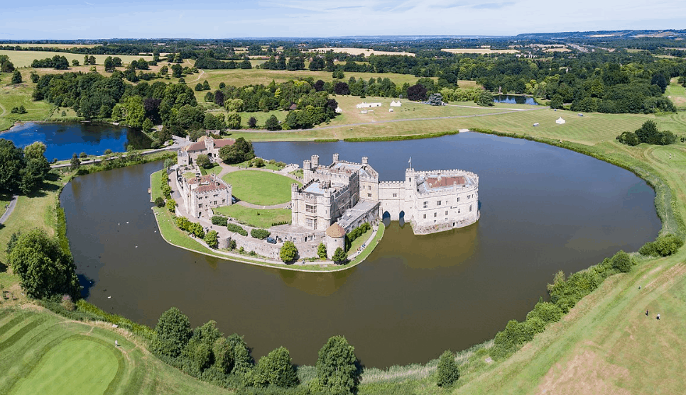 leeds castle built on a lake in the river len