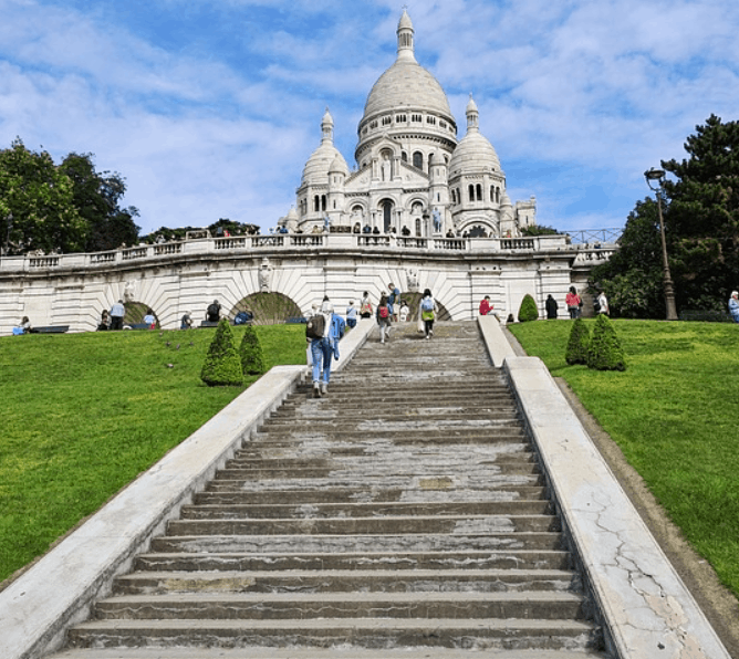 Steps to reach the Sacré-Coeur