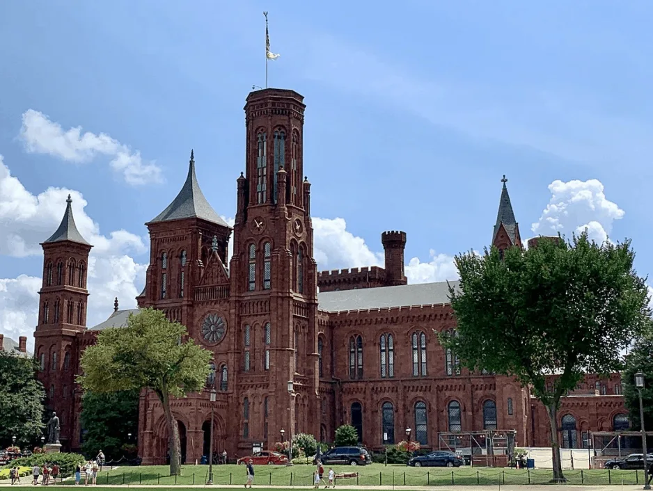 interesting facts about the smithsonian castle