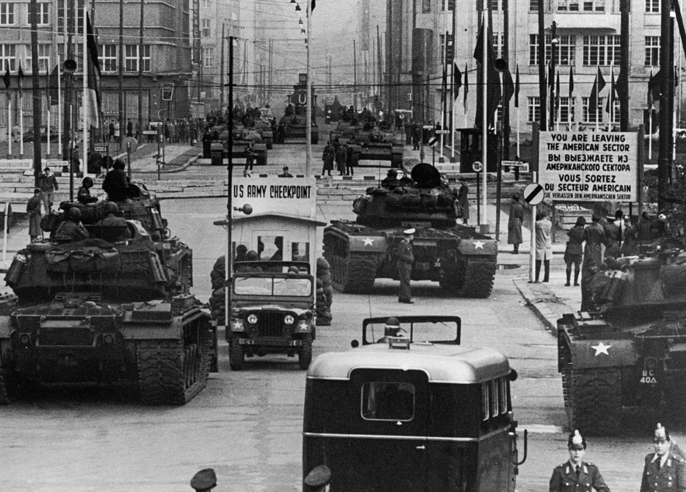 Tank stand-off at Checkpoint Charlie