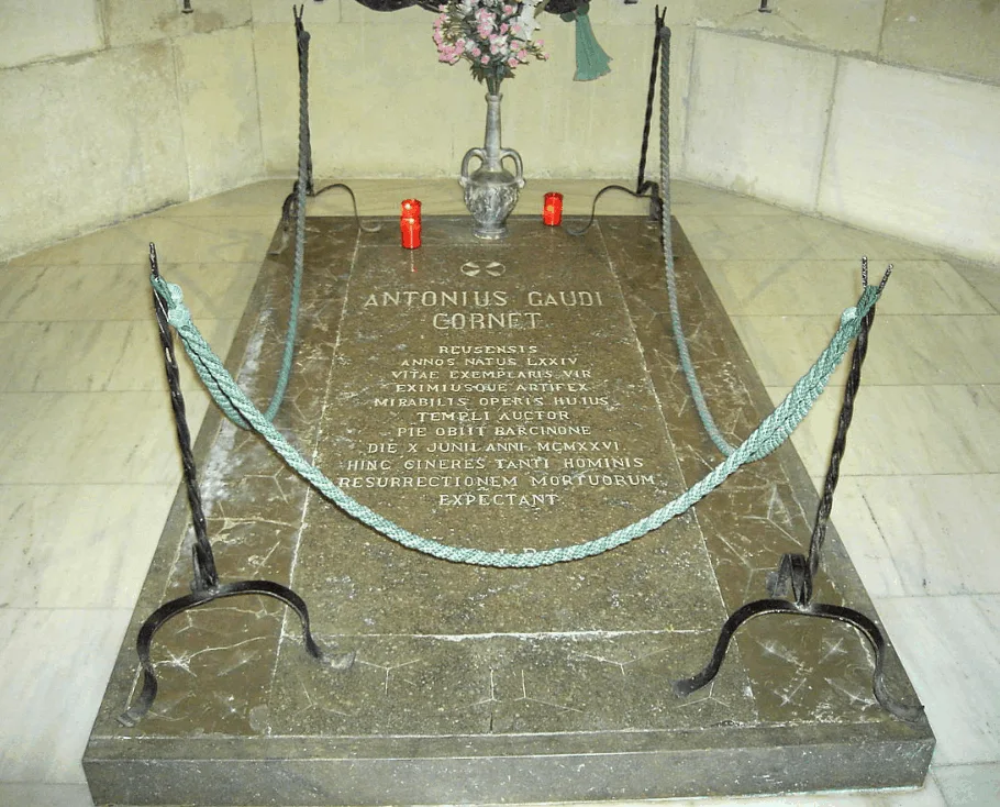 tomb of antoni gaudi