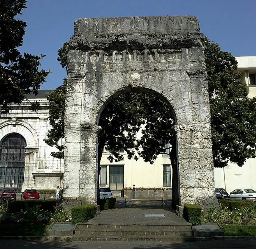 Arch of Campanus in Aix