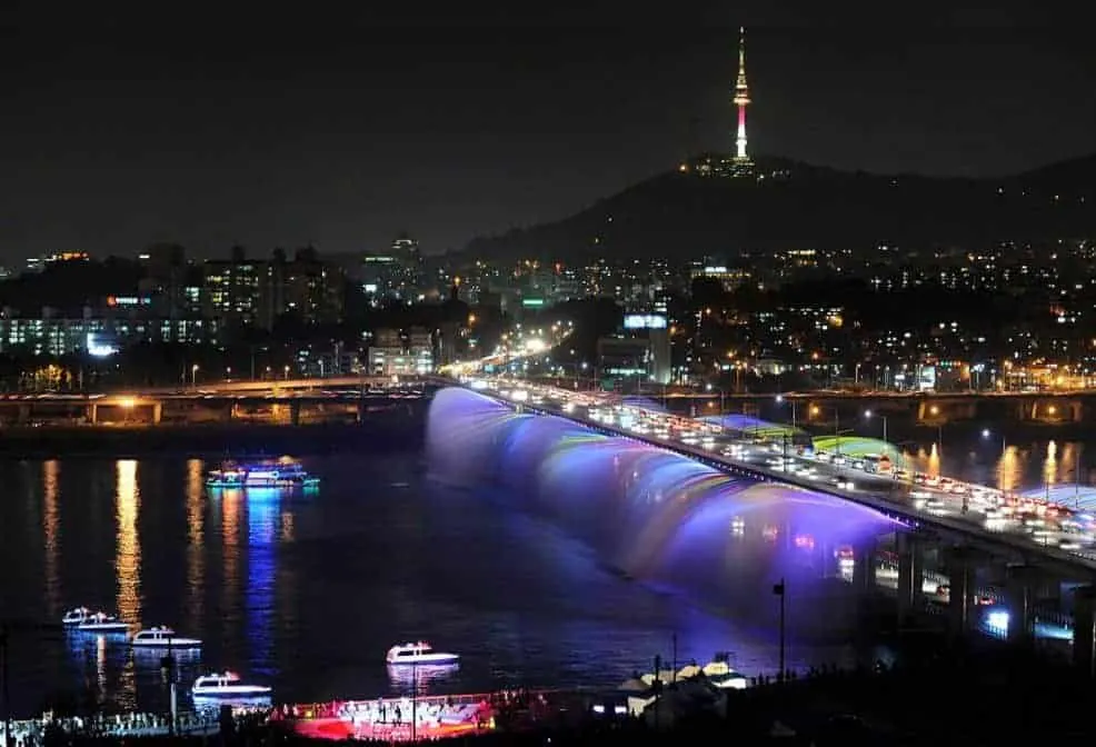 Banpo-Bridge-at-night