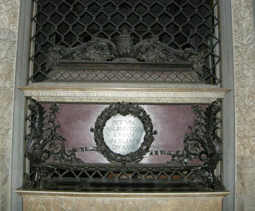 Sagrestia vecchio tomb designed by del verrochio