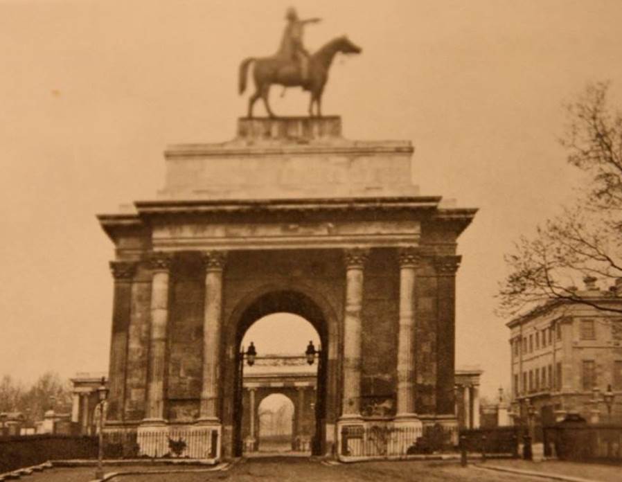 Wellingotn Arch with equestrian statue in the 1850s