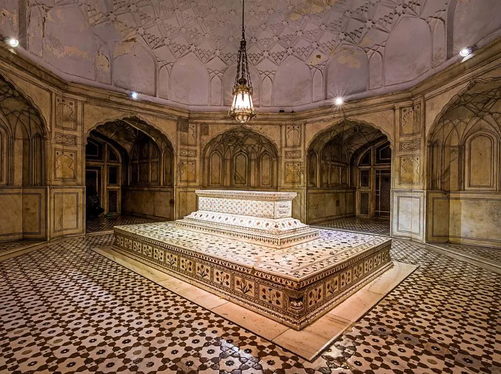 Tomb of Jahangir burial Chamber