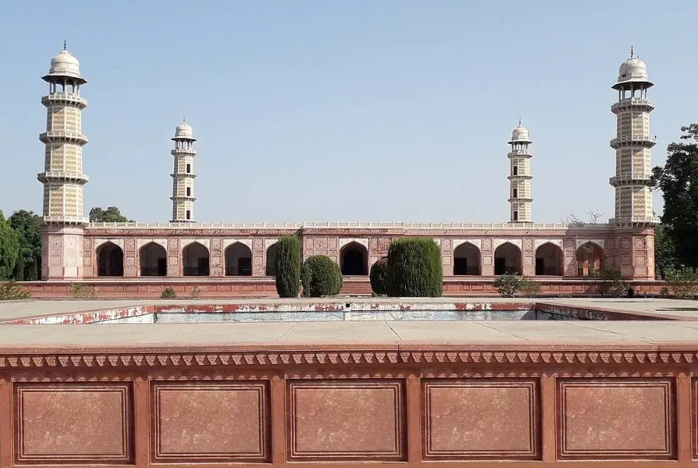Tomb of Jahangir facts