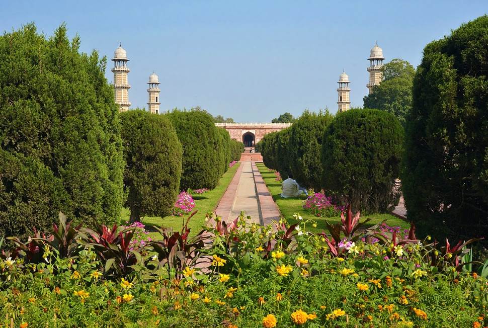 Tomb of Jahangir gardens