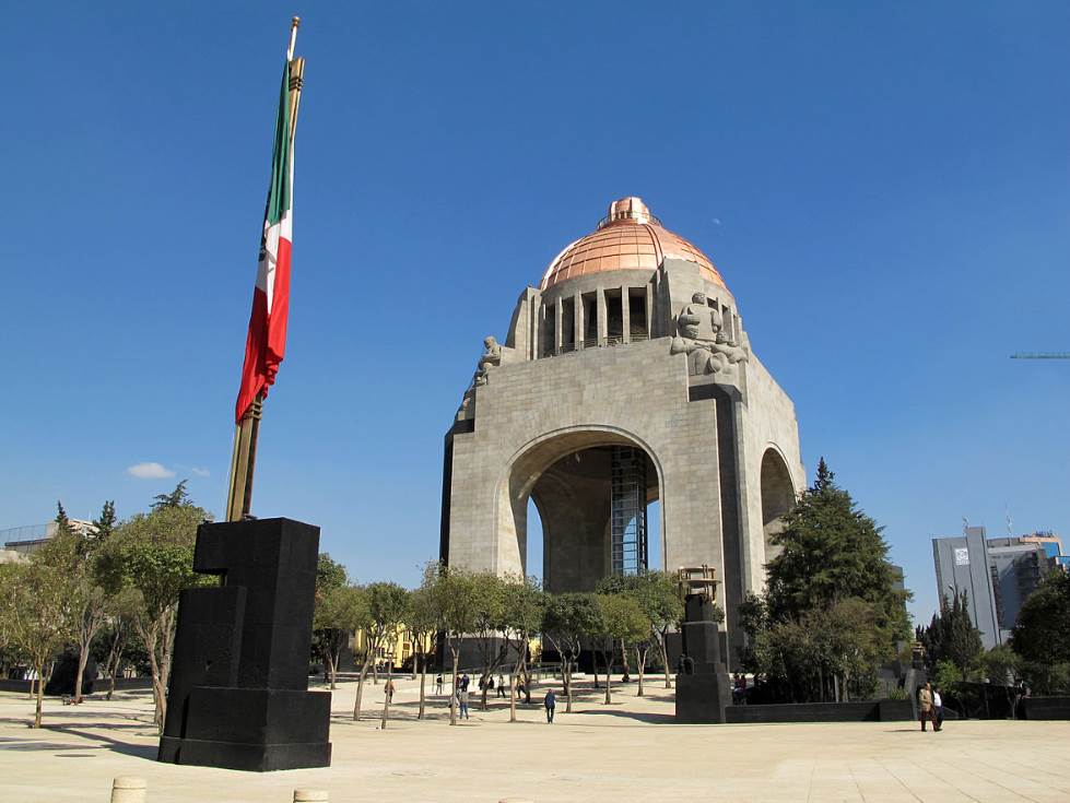 Monumento a la revolution Mexican flag